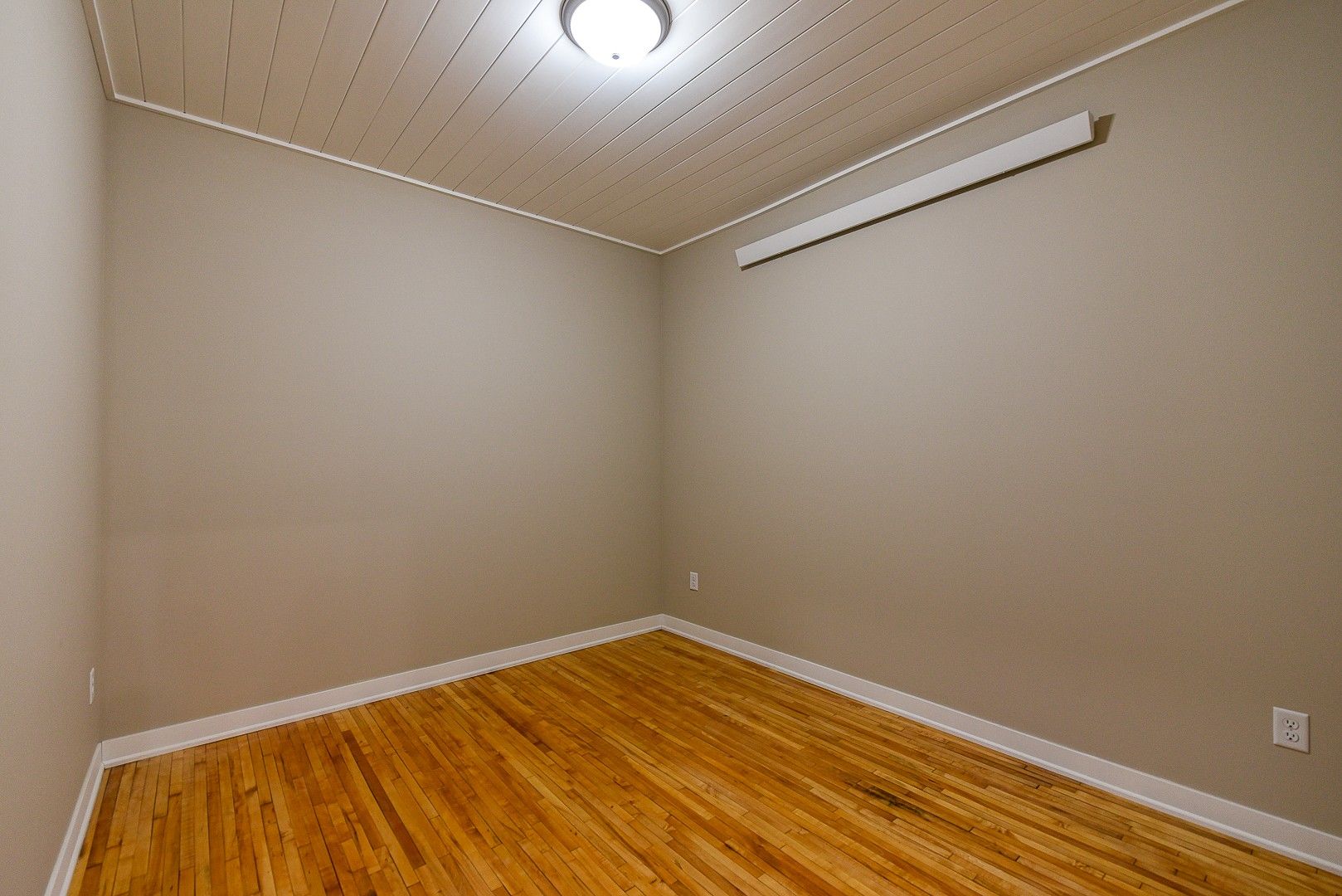 Crosby Apartment: 26 1/2 W Main St