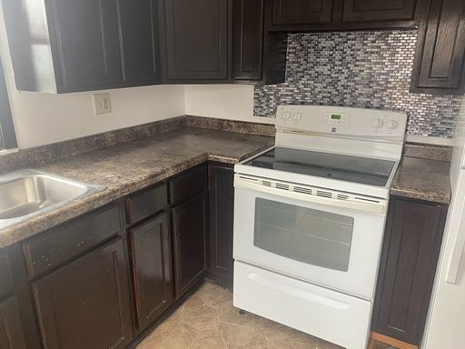 2 Bedroom 1 Bath Upper Level Duplex in Alexandria-Available Now – photo 1