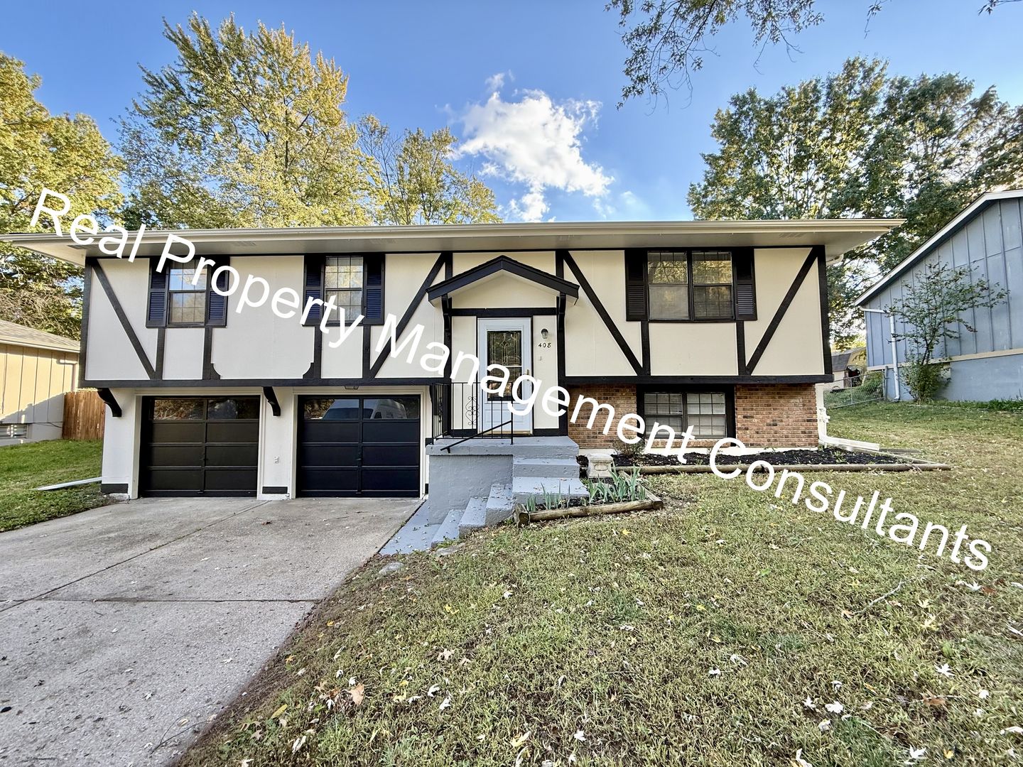 Blue Springs House: 408 SW Shamrock Pl