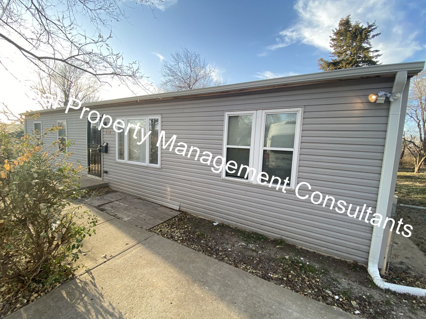 Grandview House: 6306 E 152nd St