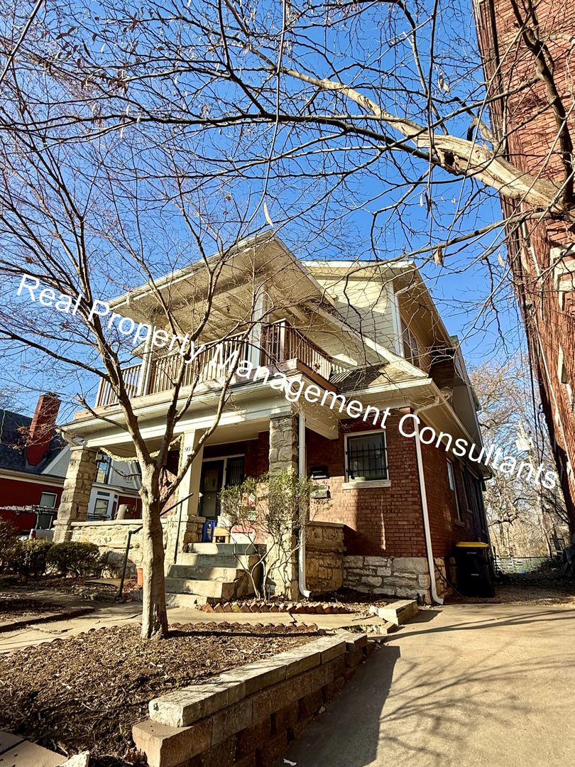 Kansas City House: 908 E 41st St
