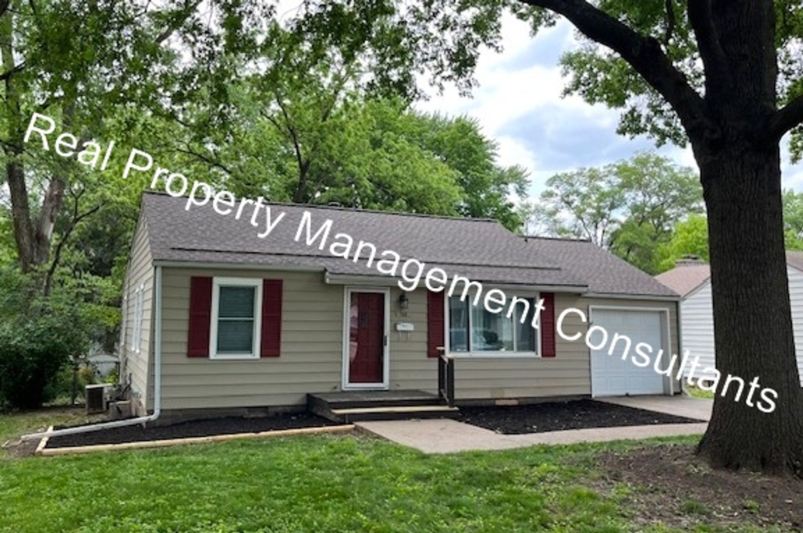 Overland Park House: 7512 Newton St