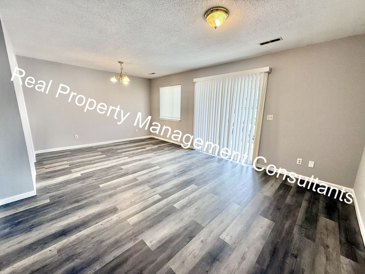 Warsaw Apartment: 1061 - 1067 Krysti Lane