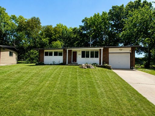 Your next home is waiting! Check out this inviting 3-bedroom – photo 1
