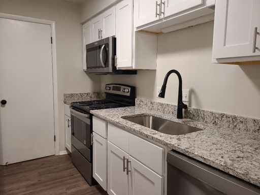 1004 SANDLIN PL APT F – photo 1