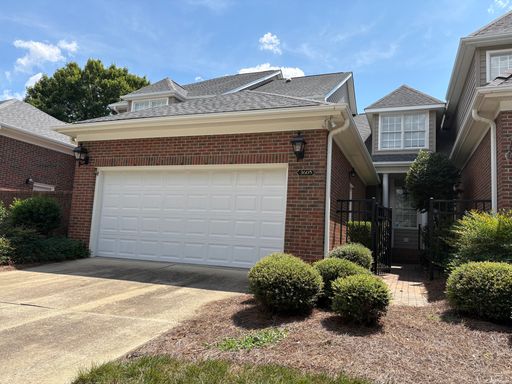 Large 3 Bed/2.5 Bath Townhouse With First Floor Primary! – photo 1