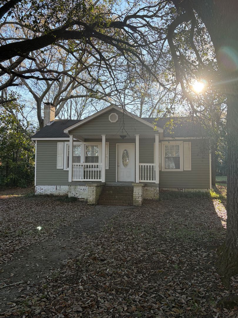 Pineville House: 411 Johnston Drive