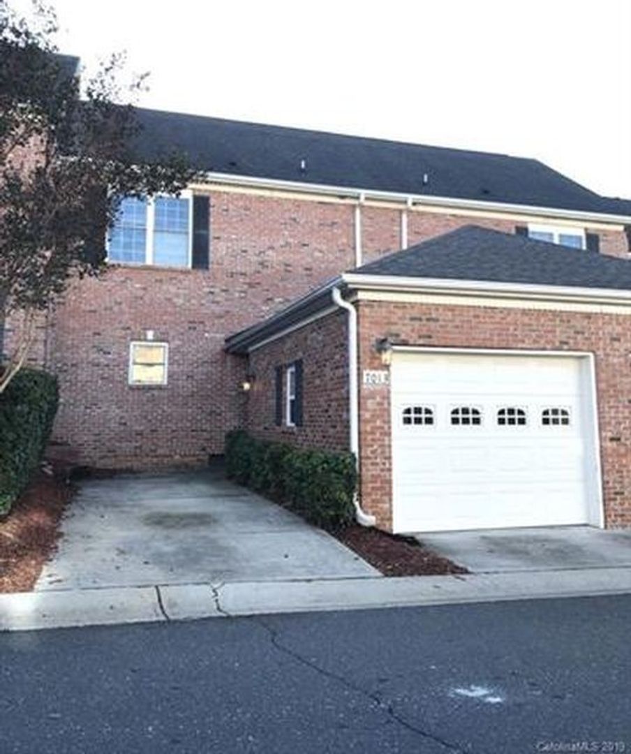 Charlotte House: 7013 Elm Hill Court