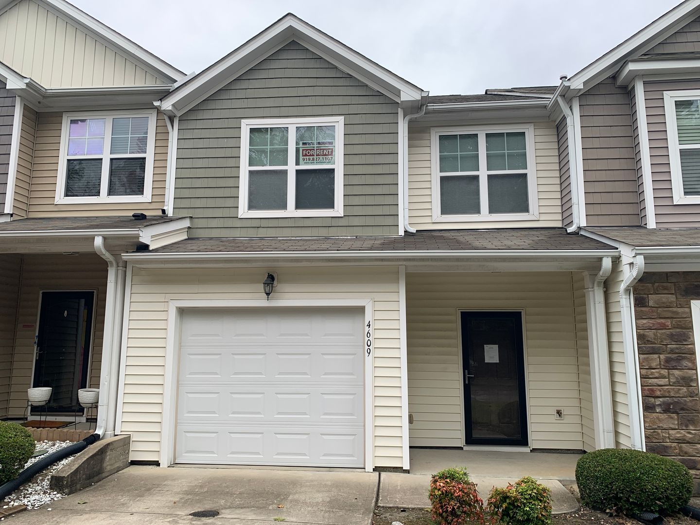 Beautiful 3 Bedroom Townhome in Raleigh near beautiful park! Apply Now!