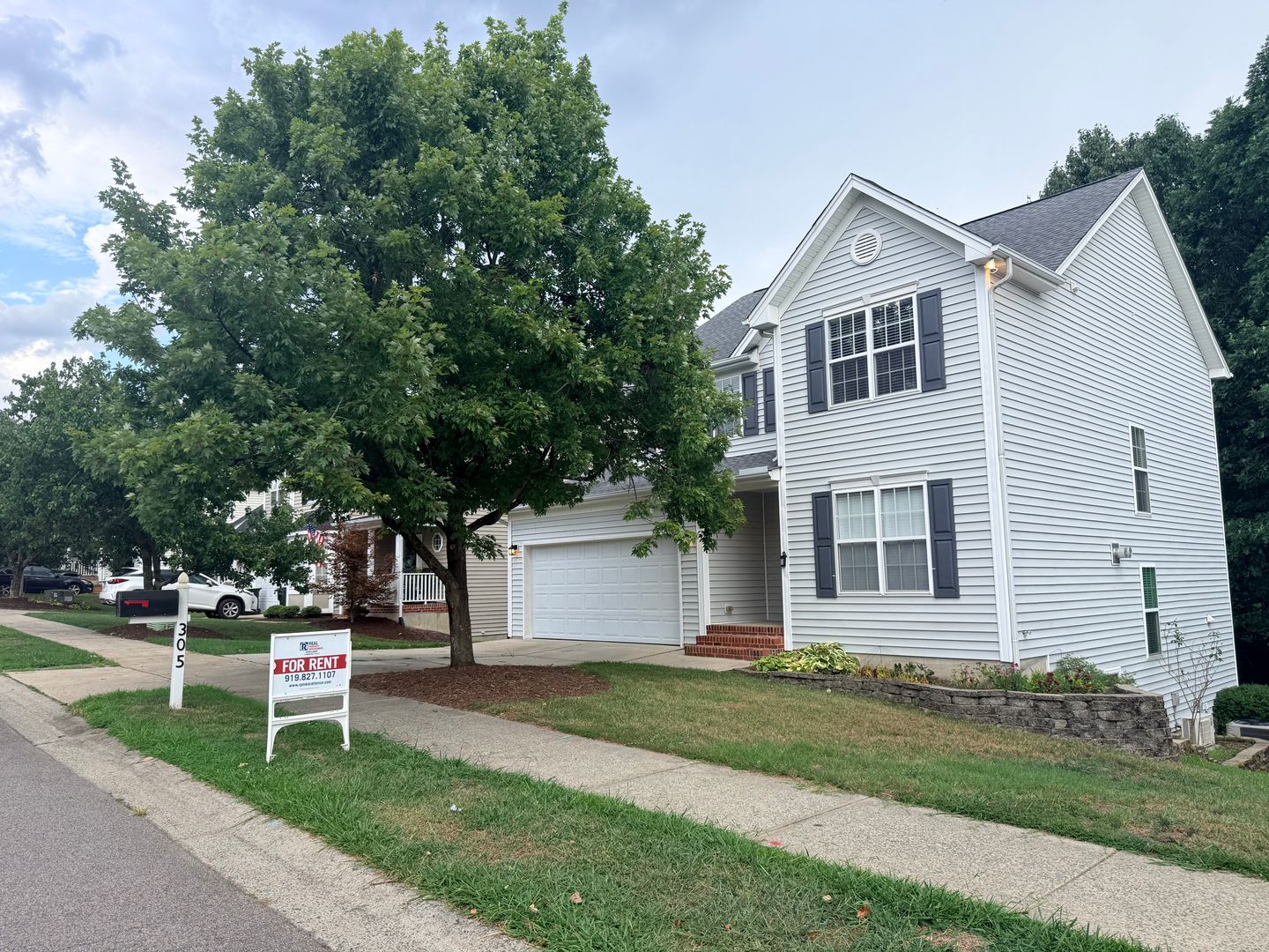 Holly Springs House: 305 Holly Thorn Trce