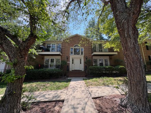 Convenient 2-bedroom 2-bath condo off E. Franklin St minutes to UNC-Chapel Hill – photo 1