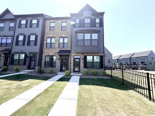 **MOVE IN SPECIAL!**Beautiful 3BR/3.5BA Townhouse in Charlotte! – photo 1