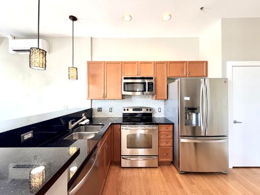 **MOVE IN SPECIAL!**Beautiful 2BR/2BA Condo in Uptown Charlotte! – photo 1