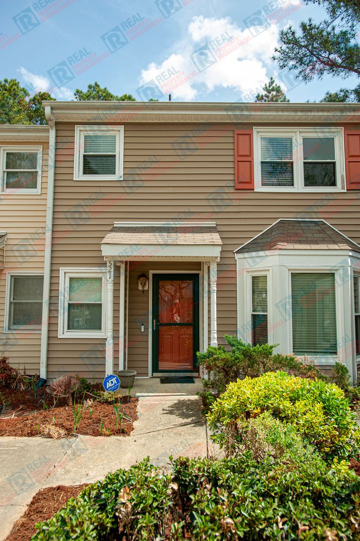 Durham Townhome: 521 Darby Glen Ln