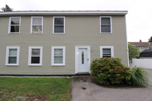 Spacious 3 Bedroom with Office Space Near Downtown Kittery and Portsmouth