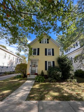 Spacious 1 BD Apartment with Office Near Downtown Portsmouth, NH! – photo 1