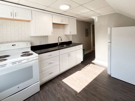 Updated 1 Bedroom Near Downtown Dover with Hot Water Included – photo 1