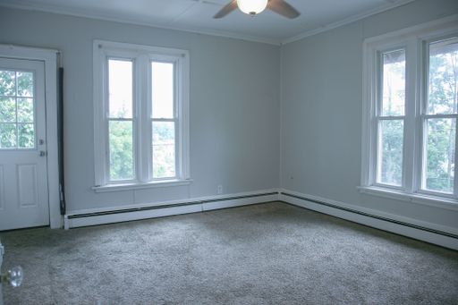 Pet Friendly 2 Bedroom Apartment in Downtown Somersworth *Accepts Section 8*