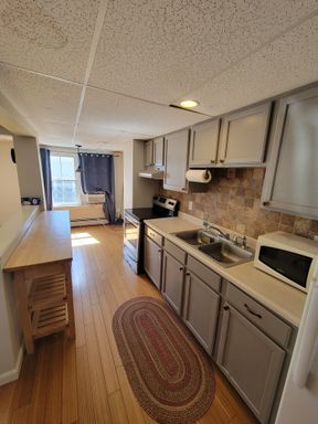 Sunapee, NH 1 Bed, 1 Bath Apartment with office - $1695 heat included