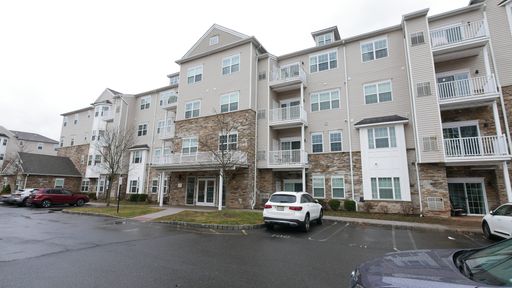 4th Floor Condo - Large 2 BR / 2 BA, plus Office (possible 3rd BR) with 1 Car Garage & Storage Room in Elevator Bldg – photo 1
