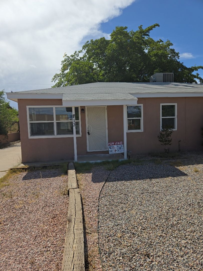 Albuquerque House: 813 Palisades Dr NW