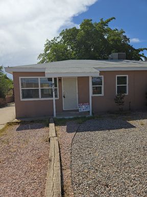 3 Bedroom, 1 Bathroom Home! Schedule a Showing Soon! – photo 1