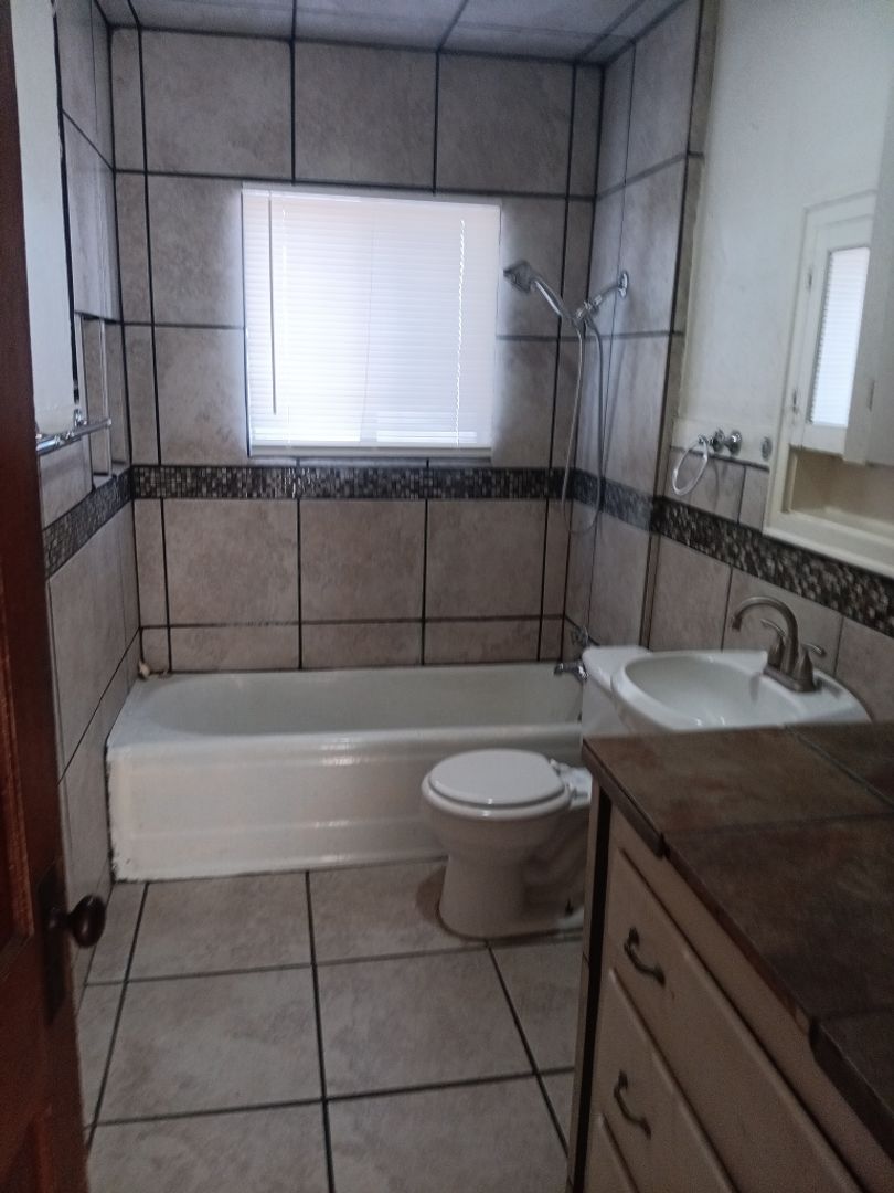 Albuquerque House: 405 Yale Blvd SE