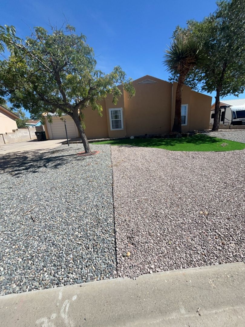Rio Rancho House: 556 Stallion Rd SE