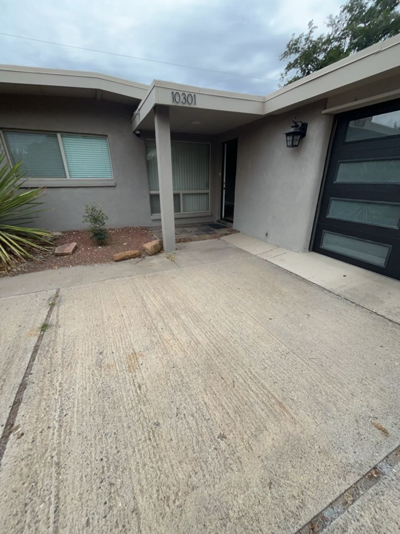 Albuquerque House: 10301 Baldwin Ave NE