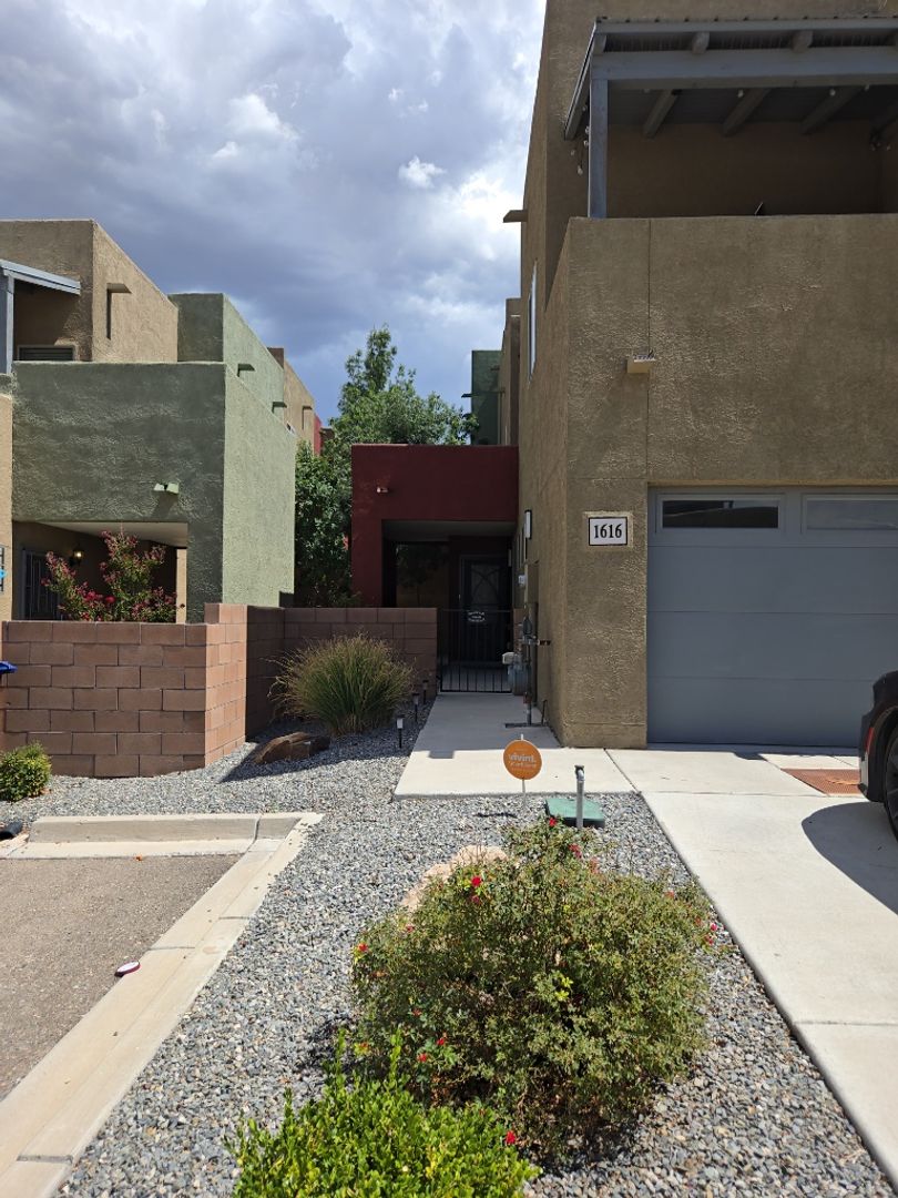 Albuquerque House: 1616 Volponi Dr SE