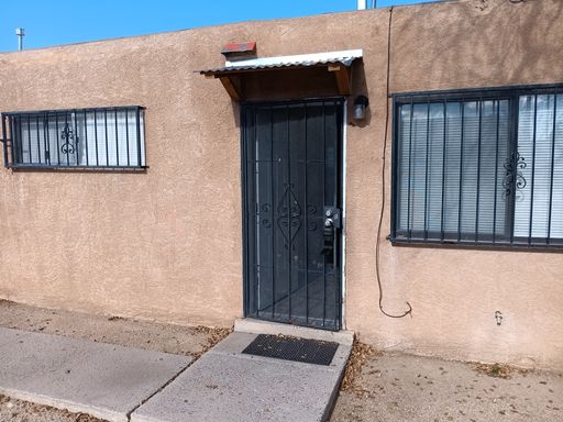 2-bedroom, 1-bathroom home located in the vibrant city of Albuquerque – photo 1