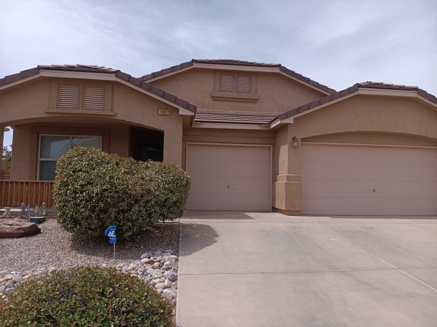 Rio Rancho House: 1011 Blue Sage Rd NE