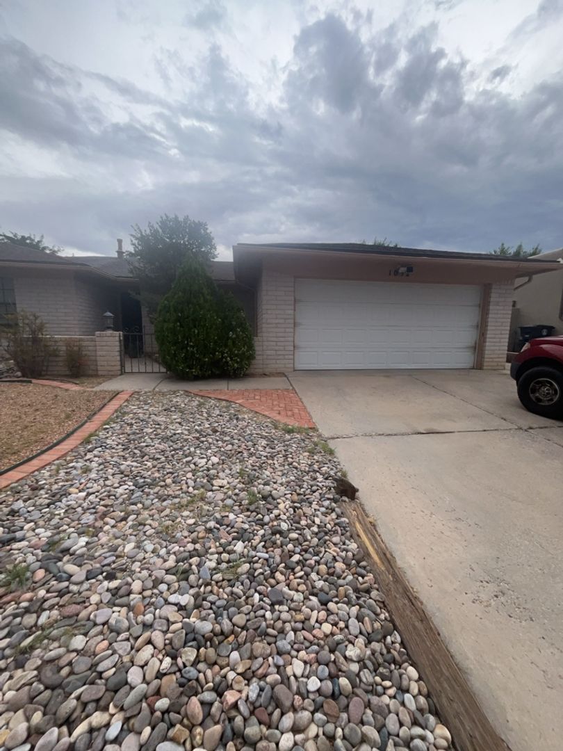 Albuquerque House: 1052 Monte Largo Dr NE