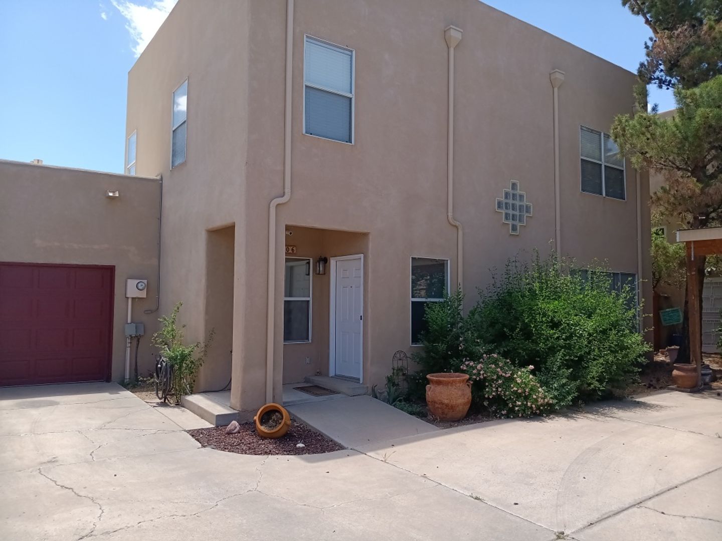 Albuquerque House: 506 Phoenix Ave NW