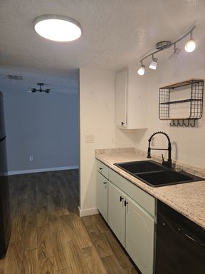 2-bedroom, 1.5-bathroom home located in the vibrant city of Albuquerque – photo 1