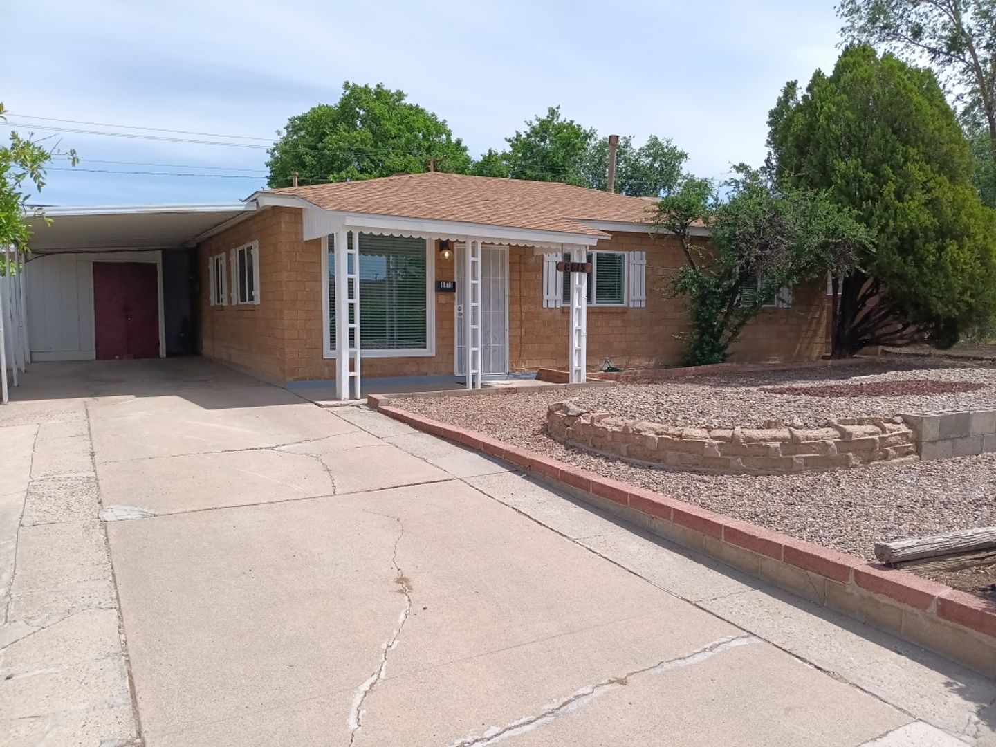 Albuquerque House: 8815 Menaul NE