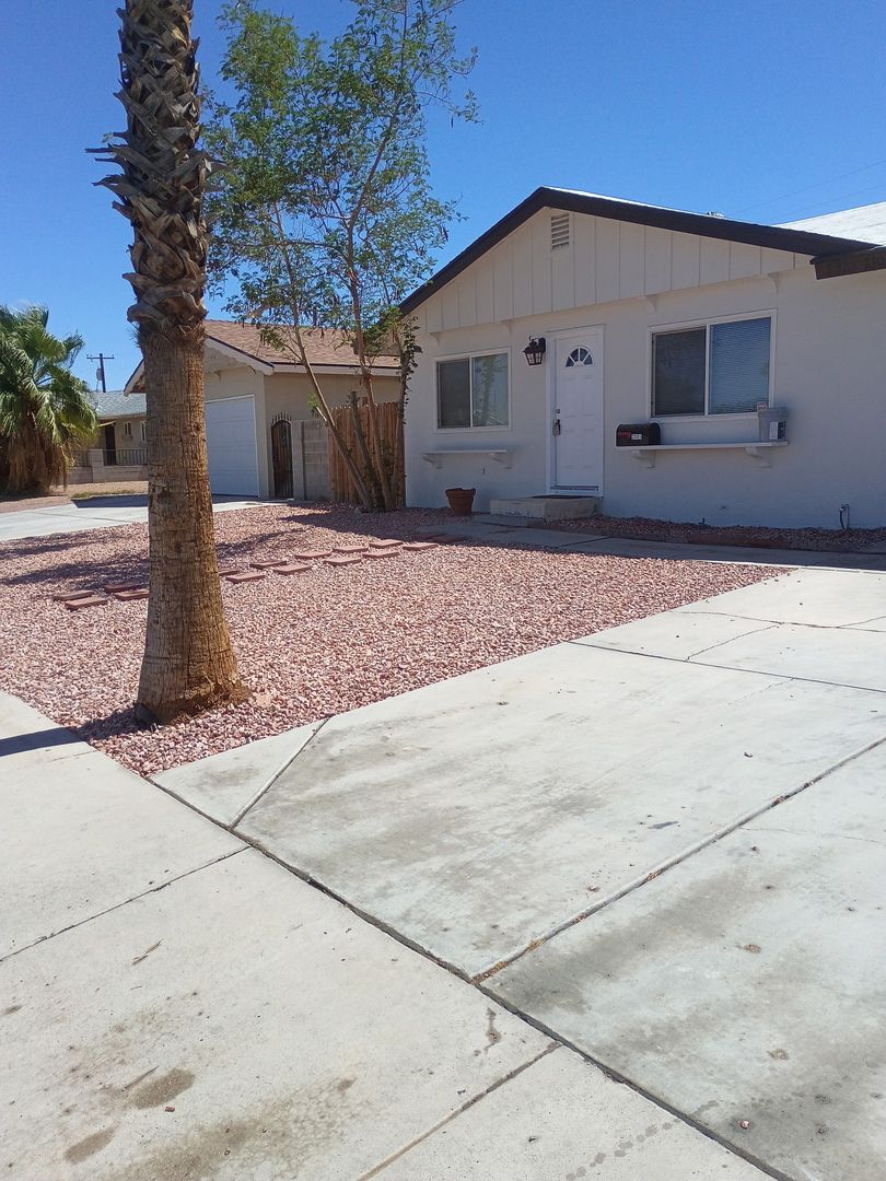 NORTH LAS VEGAS House: 2301 E BROOKS AVE