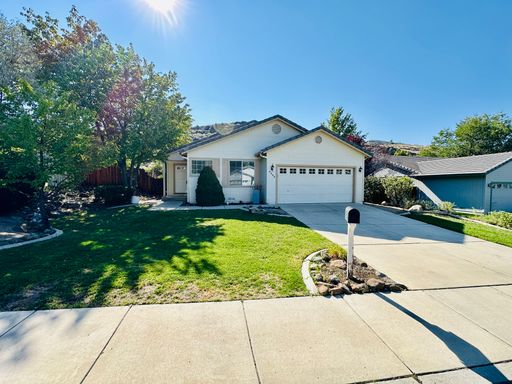 Three Bedroom, Two Bath Home in the Vista's! – photo 1