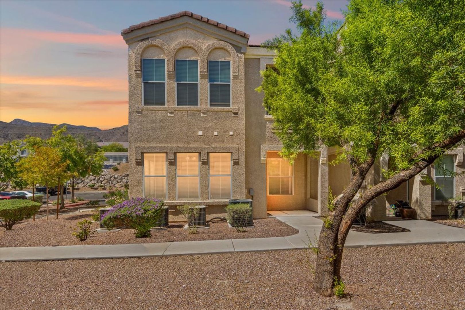 New Paint- 1 Bd Retreat, Community Pool, Spa, Fitness Ctr, Putting Green