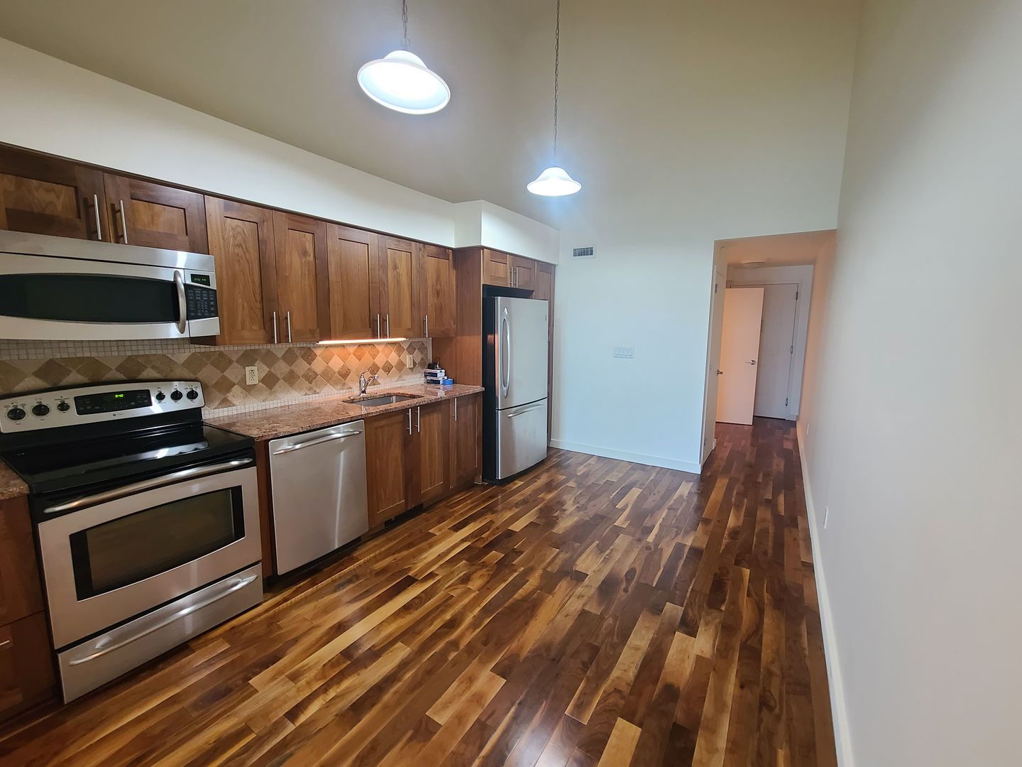 White Plains Apartment: 6 City Place
