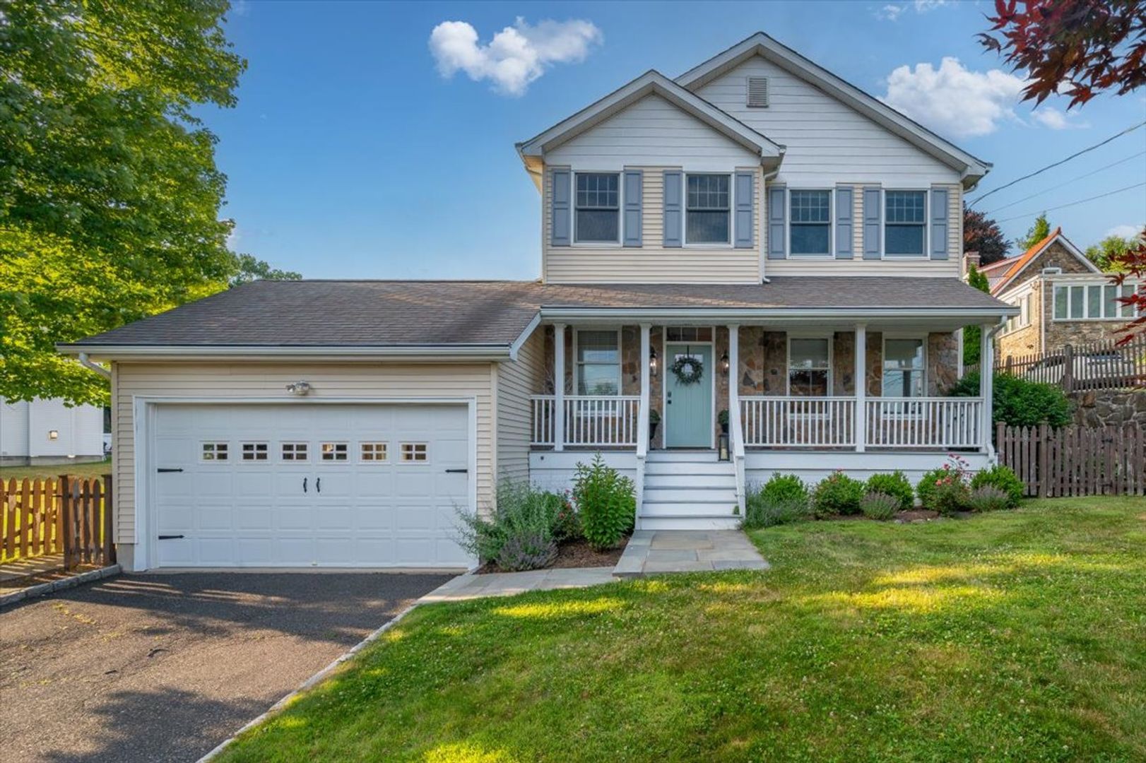 White Plains House: 14 Woodale Place