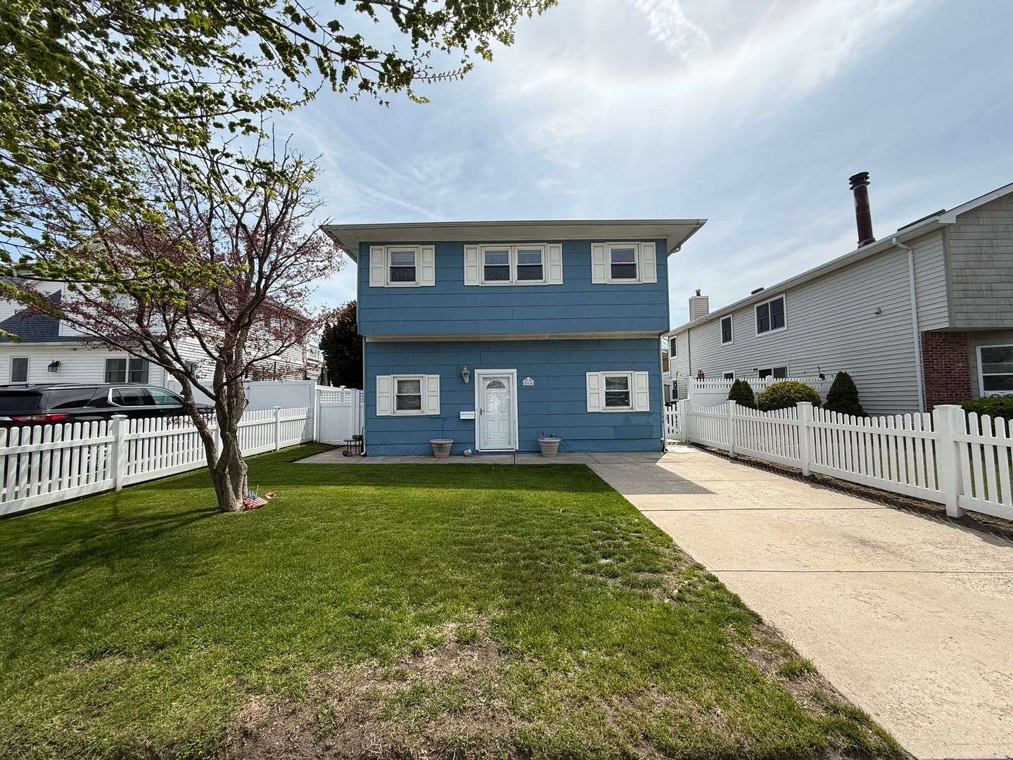 Long Beach House: 556 W Park Ave