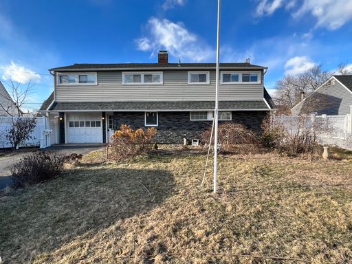 Fantastic 3 Bedroom/2 Bathroom in Levittown!