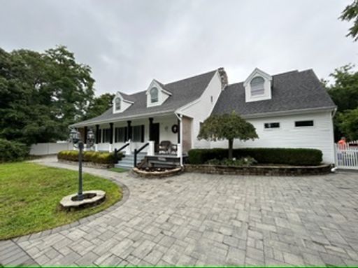 Beautiful and expansive 4BR/3BA in Center Moriches for Rent