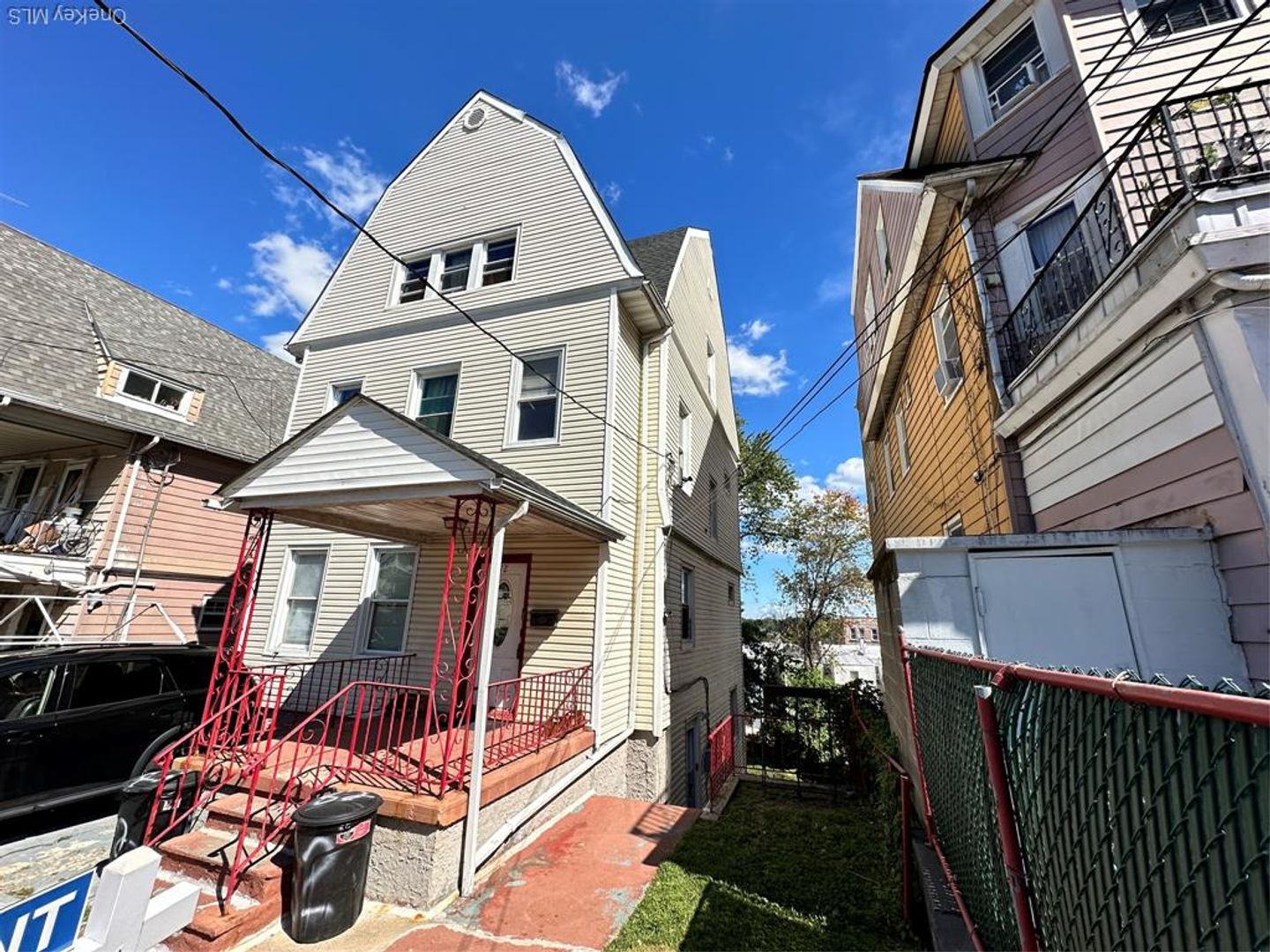 Yonkers Apartment: 82 Waring Pl