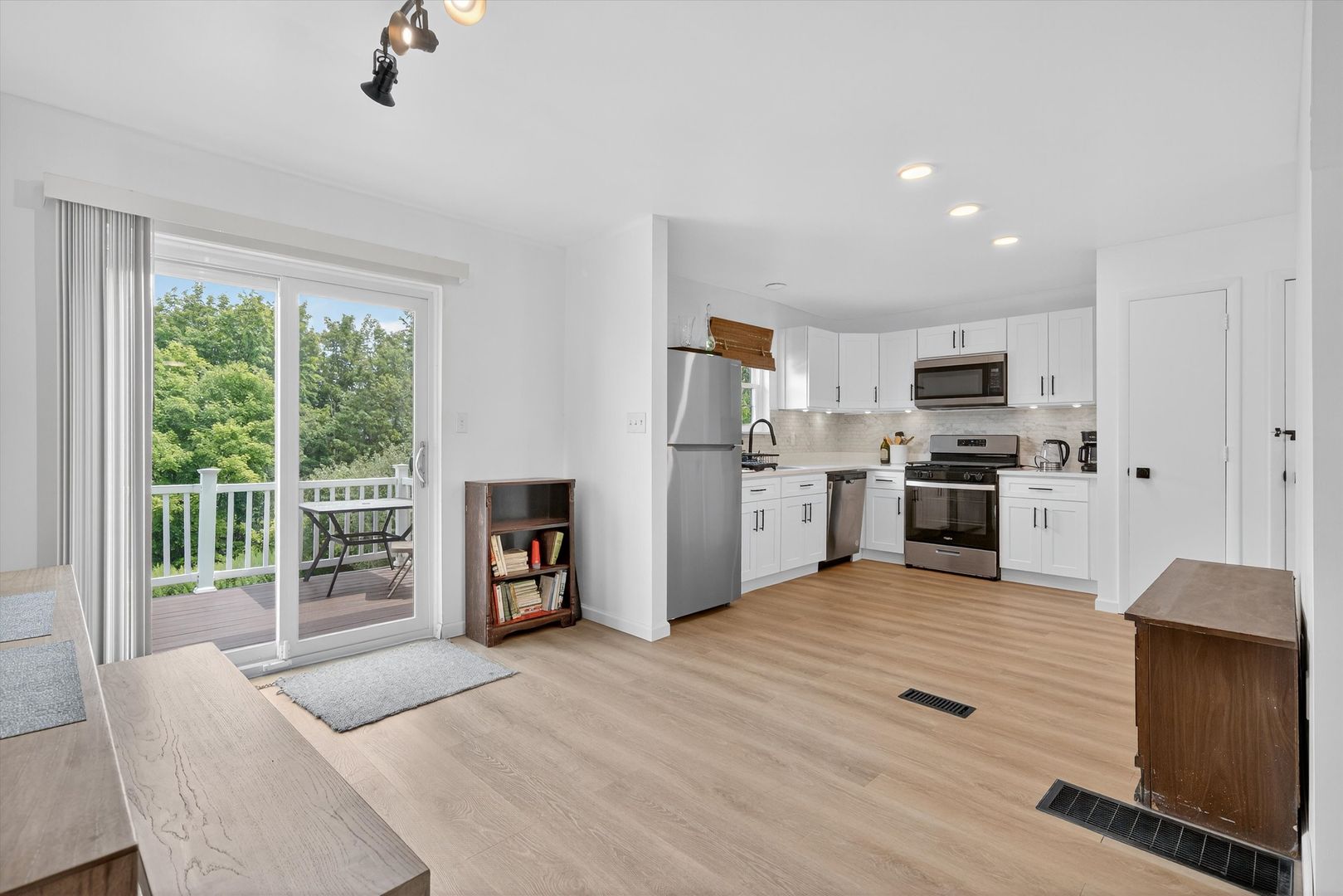 Gorgeous Mountain Views 3 BR, 2.5 BA Townhome (3, 6, 9 and 12 leases available)