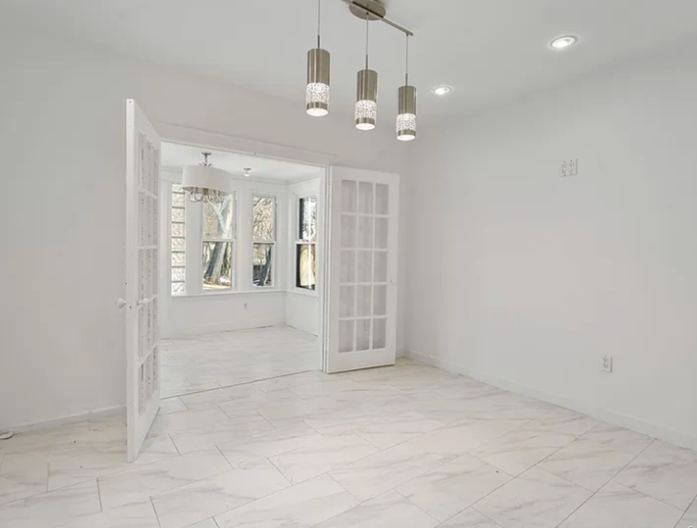 Glendale House: 90-22 82nd Rd