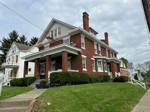 Beautifully renovated second story unit – photo 1
