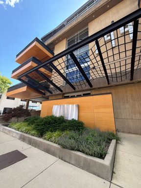 Live right in Downtown Columbus in this 2 BR 2 BA filled with natural sun light and modern elegance – photo 1