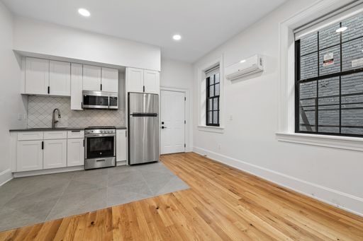Modern Comfort and Historic Elegance 2-Bedroom Apartment - AMI Unit – photo 1